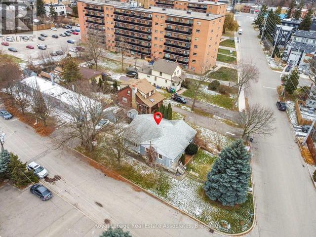 1089 SENECA AVENUE  Mississauga, ON L5G 3X4