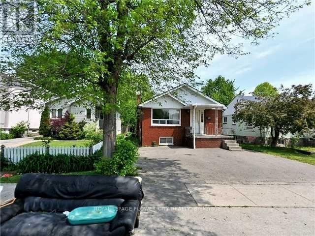 1041 CAWTHRA ROAD  Mississauga, ON L5G 4K4
