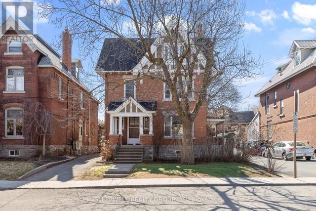84 FOURTH AVENUE  Ottawa, ON K1S 2L2