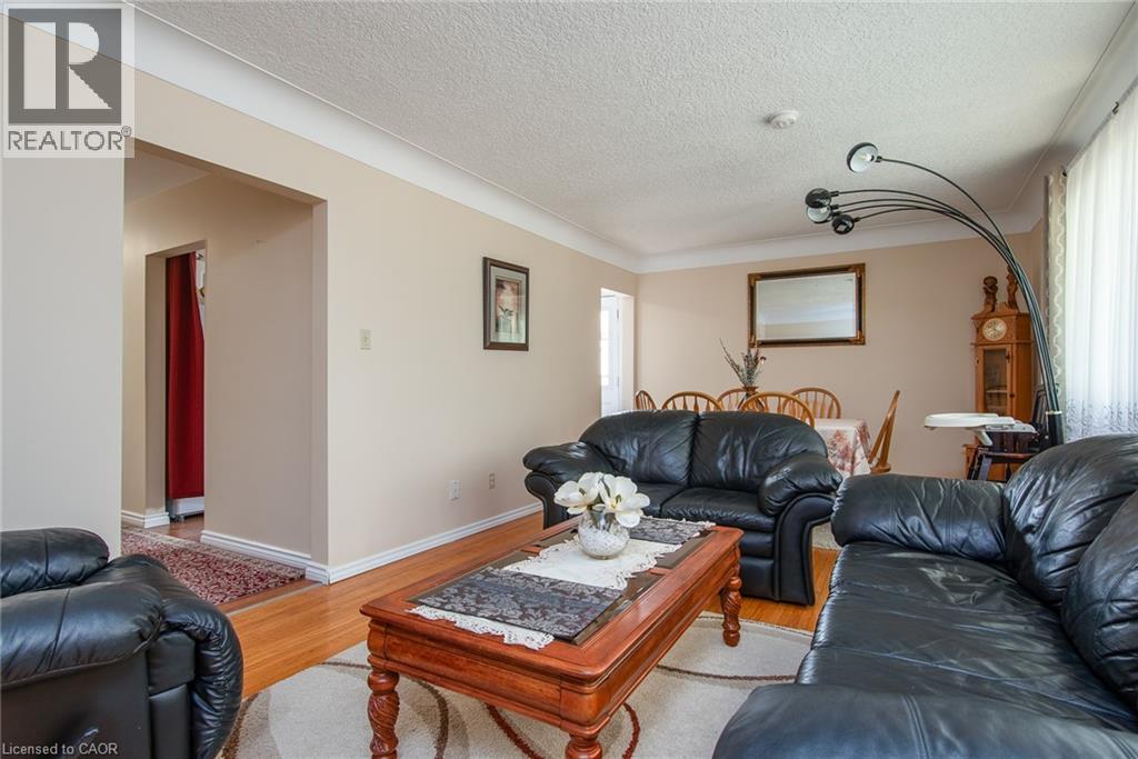 Living area with wood finished floors and a textured ceiling - 129 River Road E, Kitchener, ON - Indoor Photo Showing Living Room