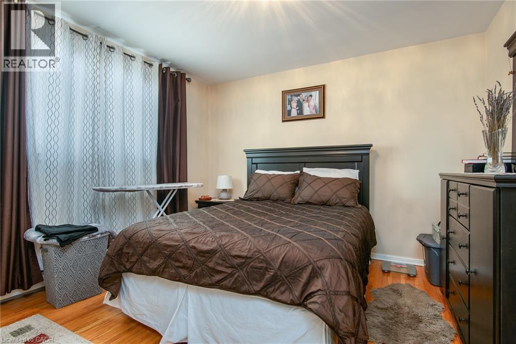 Bedroom with light wood finished floors and baseboards - 129 River Road E, Kitchener, ON - Indoor Photo Showing Bedroom