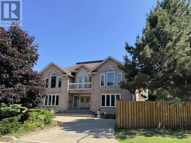 4040 LOOKOUT COURT  Mississauga, ON L4W 4E9