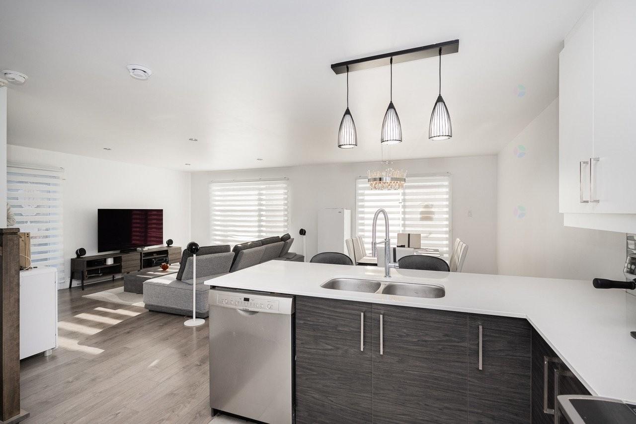 Cuisine - 204-83 Ch. Des Îles-Yale, Saint-Eustache, QC - Indoor Photo Showing Kitchen With Double Sink