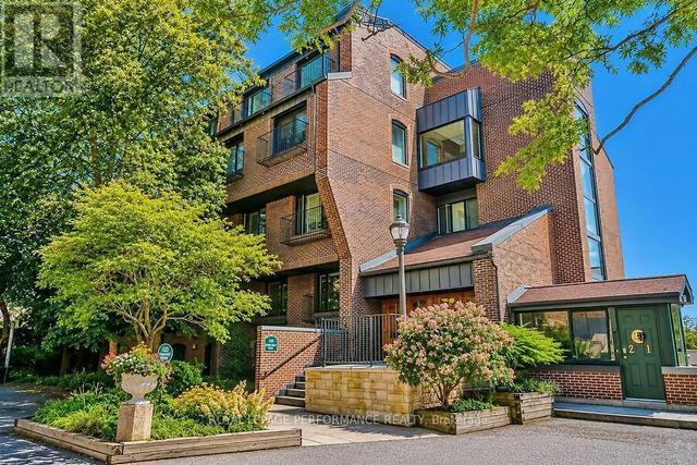 10 - 135 SPRINGFIELD AVENUE  Ottawa, ON K1M 1C5