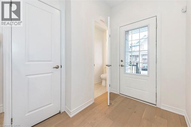 15 LINDEN PARK Lane  Hamilton, ON L9A 1Y1