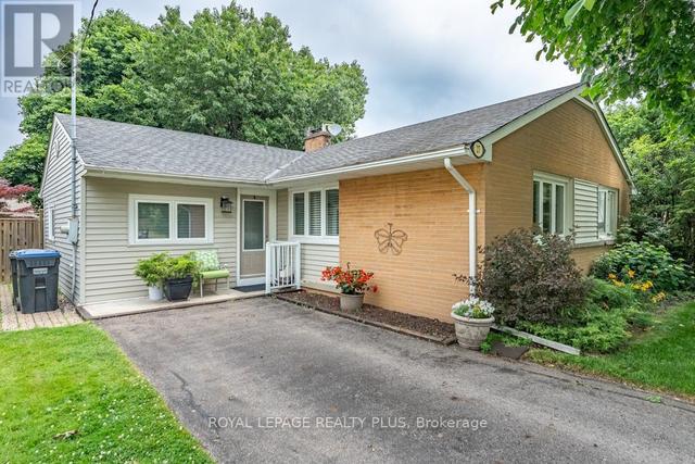 27 SORA DRIVE  Mississauga, ON L5M 1B3