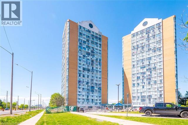 25 TRAILWOOD Drive Unit# 1004  Mississauga, ON L4Z 3K9
