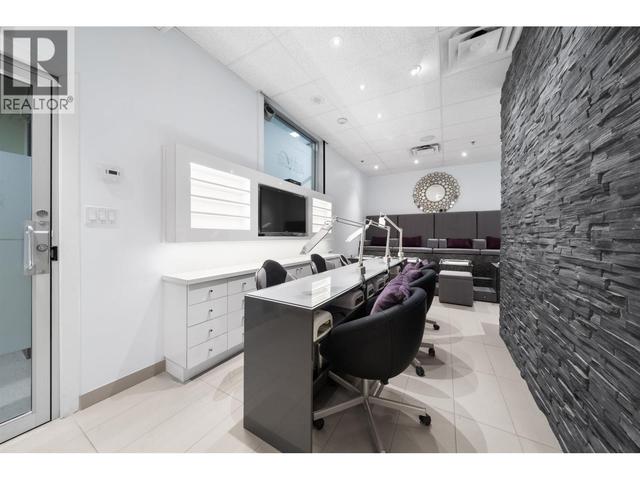 L15 955 HORNBY STREET  Vancouver, BC V6Z 1V3
