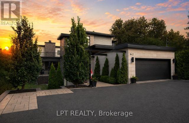 847 WALKLEY ROAD  Ottawa, ON K1V 6R6