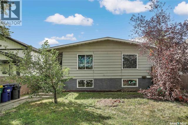 327 S AVENUE S  Saskatoon, SK S7M 3A1