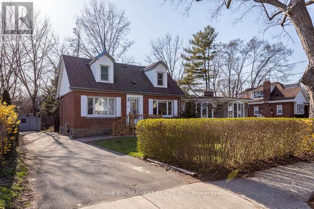 17 THORNDALE STREET N  Hamilton, ON L8S 3K5