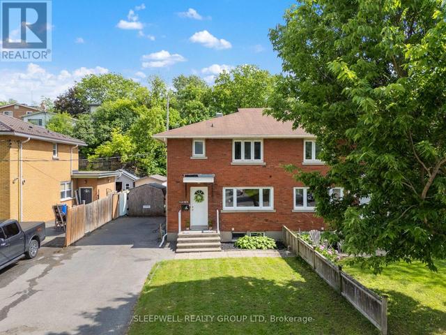 1486 LEPAGE AVENUE  Ottawa, ON K1Z 8C9