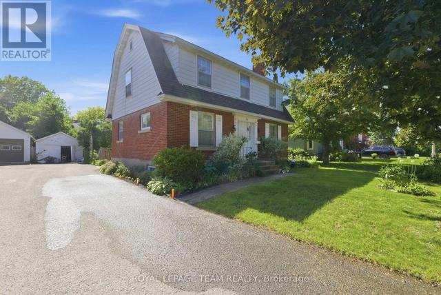 416 TWEEDSMUIR AVENUE  Ottawa, ON K1Z 5N5