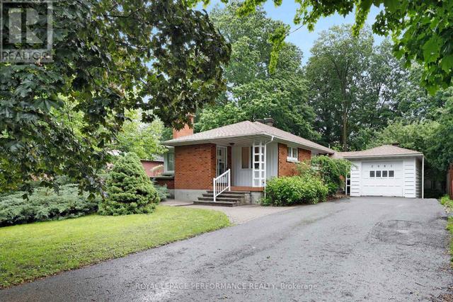 2061 FAIRBANKS AVENUE  Ottawa, ON K1H 5Y9