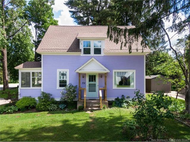 304 Woodstock RD  Fredericton, NB E3B 2J1