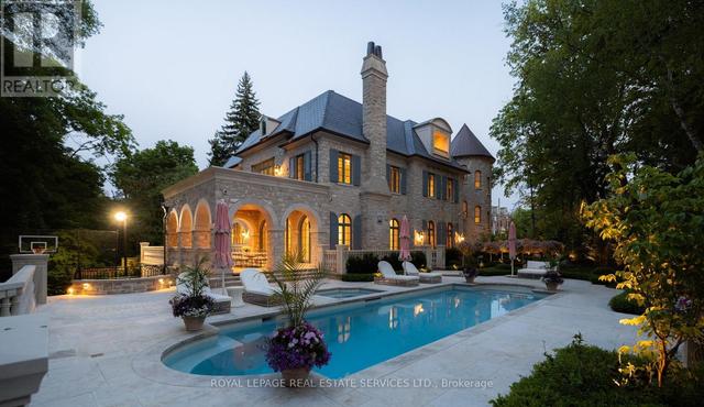 221 FOREST HILL ROAD Toronto, ON M5P 2N3
