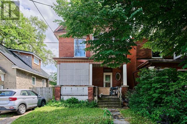 6 OSSINGTON AVENUE  Ottawa, ON K1S 3B4