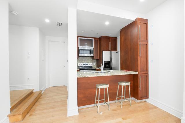 301-10 Rue St-Jacques Montréal (Ville-Marie), QC H2Y 1L3