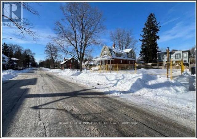 52 FOREST AVENUE  Mississauga, ON L5G 1L2