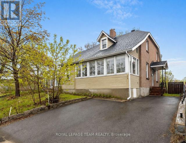 910 PINECREST ROAD  Ottawa, ON K2B 6B3