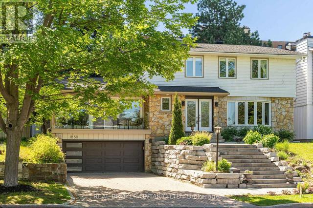 1958 NEEPAWA AVENUE  Ottawa, ON K2A 3L5