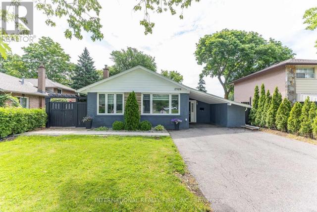 2528 TRUSCOTT DRIVE  Mississauga, ON L5J 2B5
