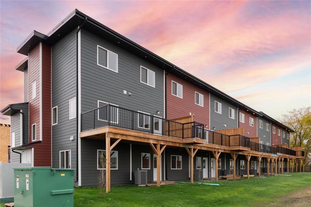 8 Woodridge Way, Brandon, MB 