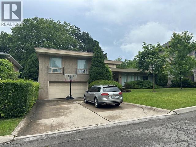 11 WILMONT Court  Hamilton, ON L8S 2T1
