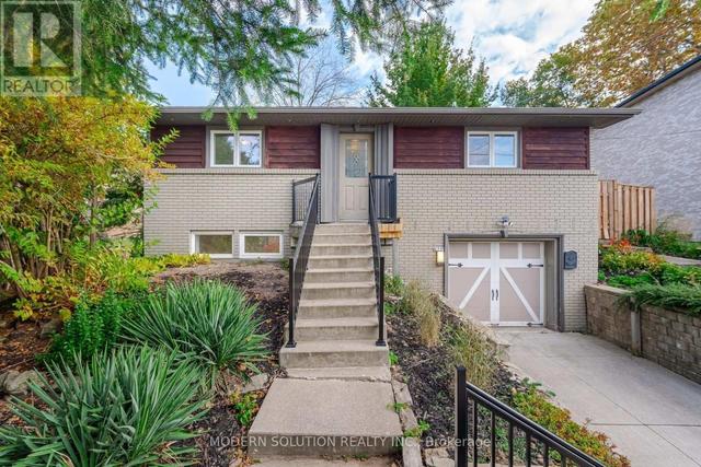 2557 MINDEMOYA ROAD  Mississauga, ON L5C 2R1