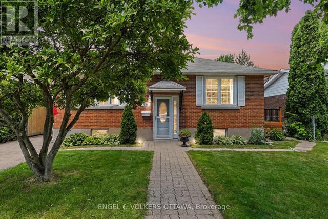 325 SUMMIT AVENUE  Ottawa, ON K1H 5Z7
