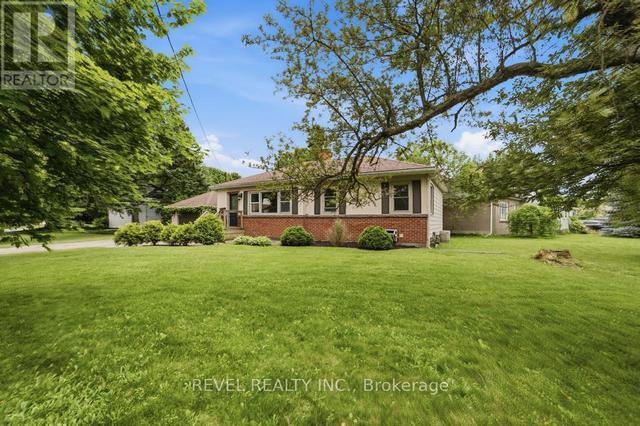 16 CARRINGTON COURT  Hamilton, ON L9A 4N6