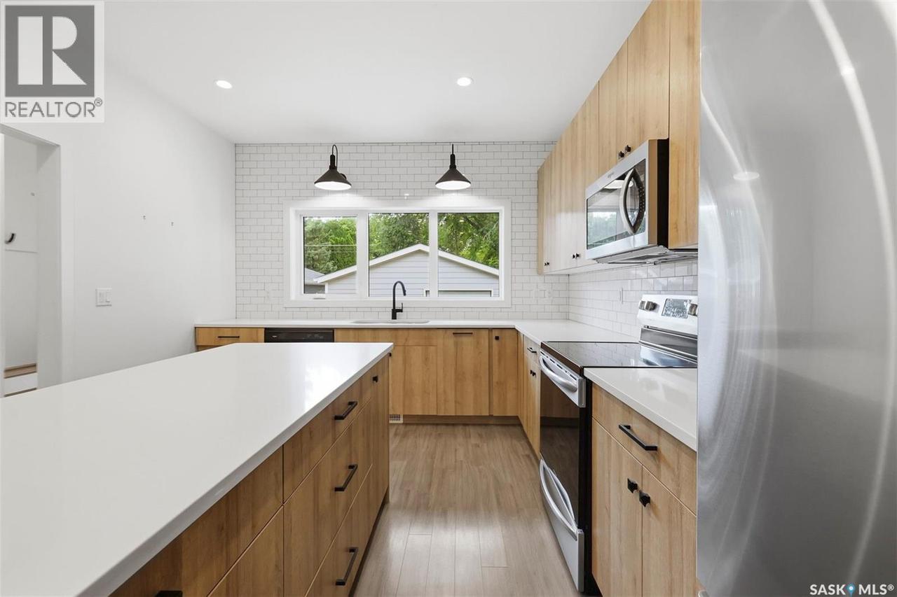 1402 Wiggins Avenue S, Saskatoon, SK - Indoor Photo Showing Kitchen With Upgraded Kitchen
