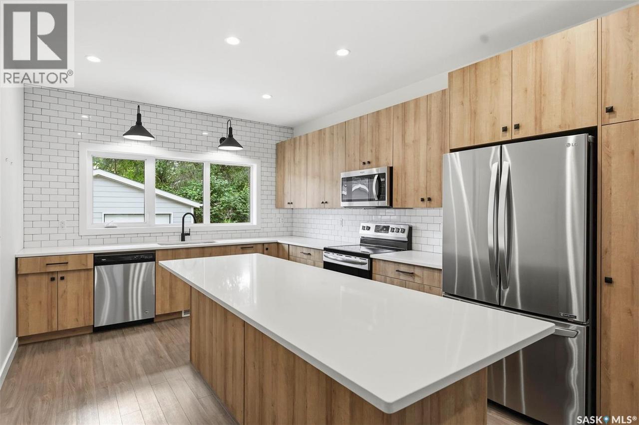 1402 Wiggins Avenue S, Saskatoon, SK - Indoor Photo Showing Kitchen With Upgraded Kitchen