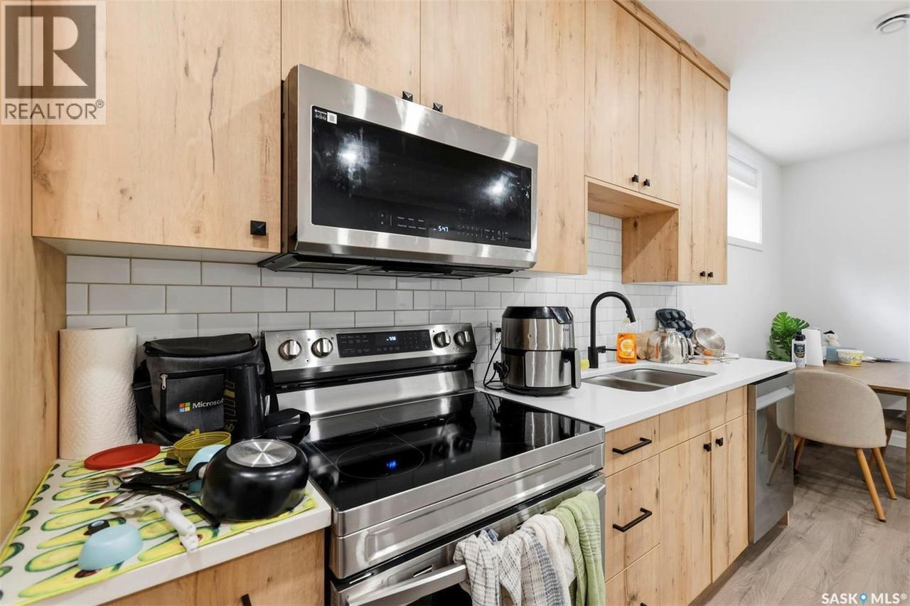 1402 Wiggins Avenue S, Saskatoon, SK - Indoor Photo Showing Kitchen With Double Sink