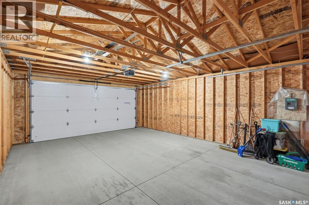 1402 Wiggins Avenue S, Saskatoon, SK - Indoor Photo Showing Garage