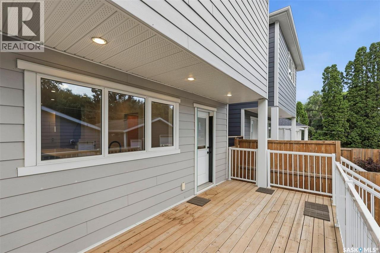1402 Wiggins Avenue S, Saskatoon, SK - Outdoor With Exterior