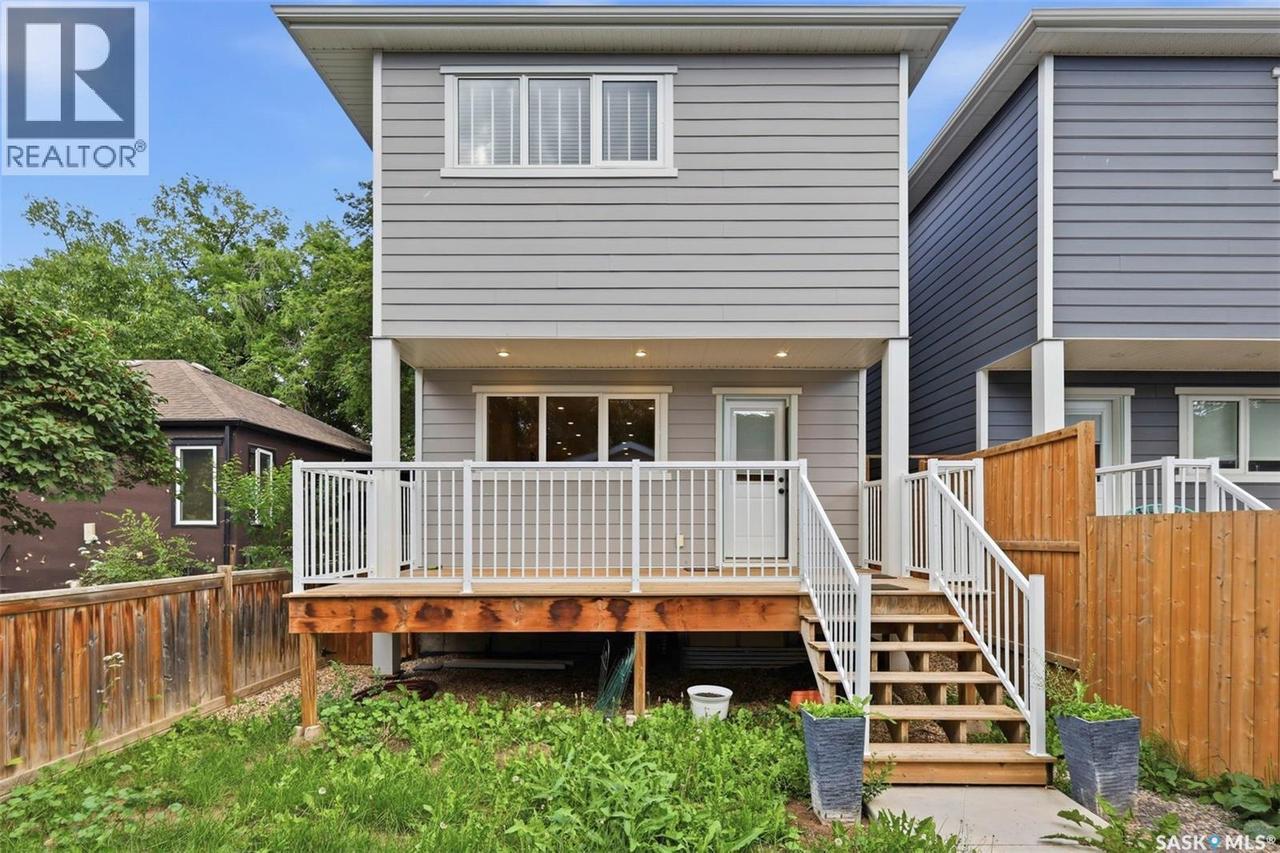 1402 Wiggins Avenue S, Saskatoon, SK - Outdoor With Deck Patio Veranda