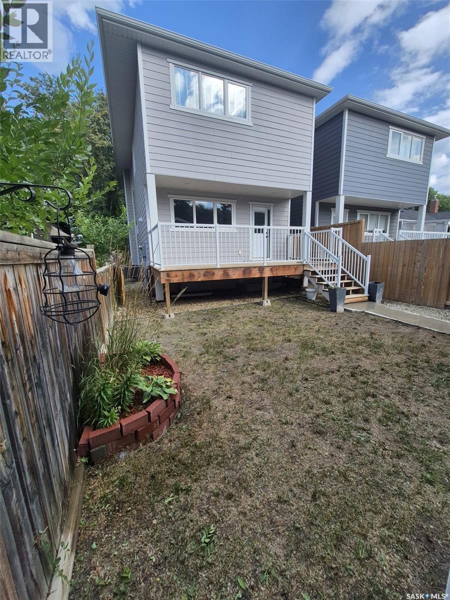 1402 Wiggins Avenue S, Saskatoon, SK - Outdoor With Deck Patio Veranda