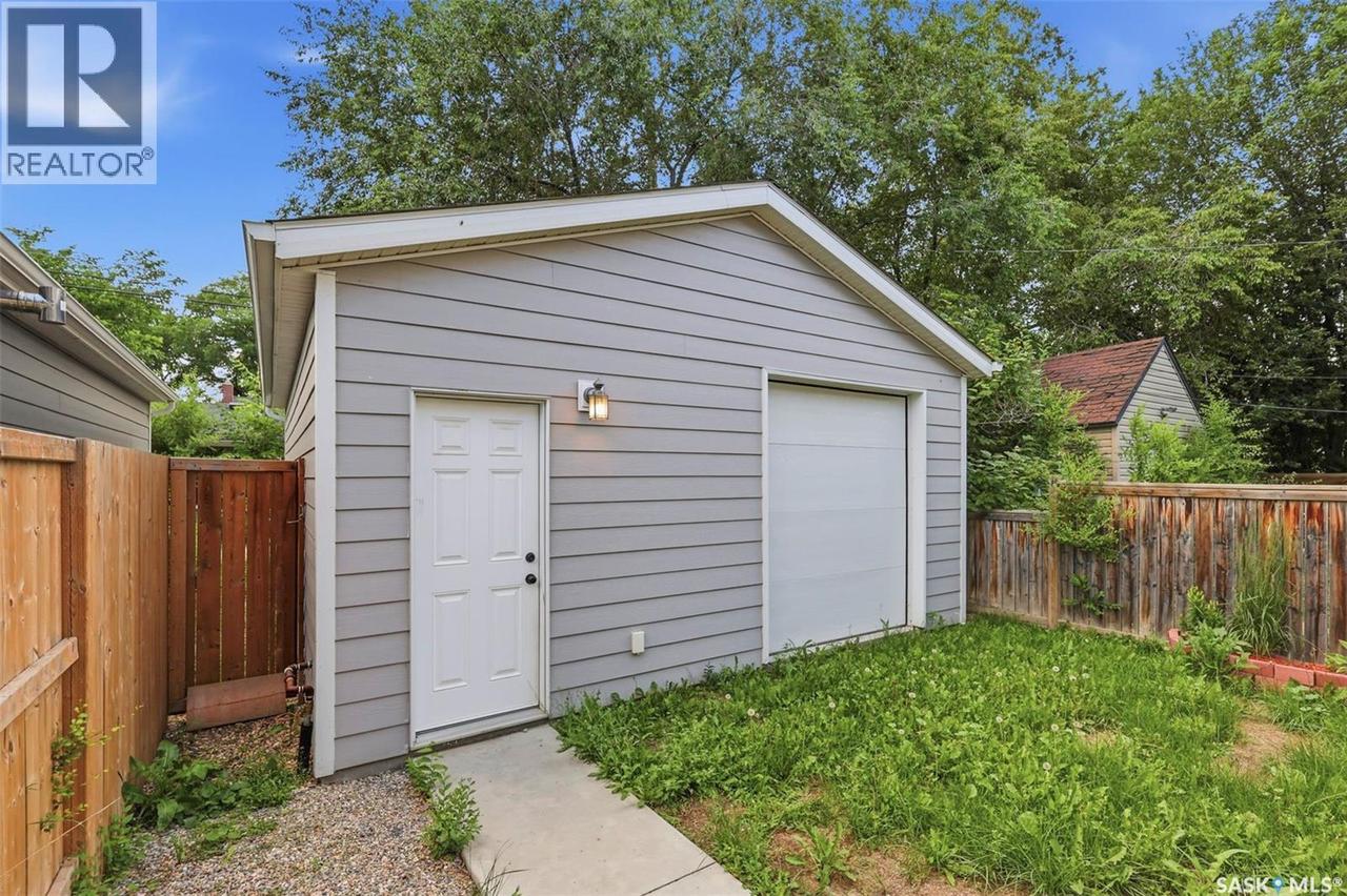 1402 Wiggins Avenue S, Saskatoon, SK - Outdoor With Exterior