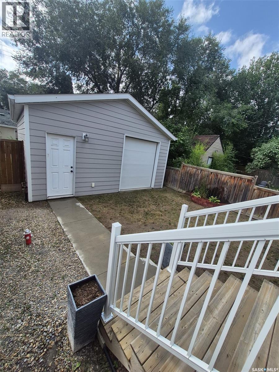 1402 Wiggins Avenue S, Saskatoon, SK - Outdoor With Exterior