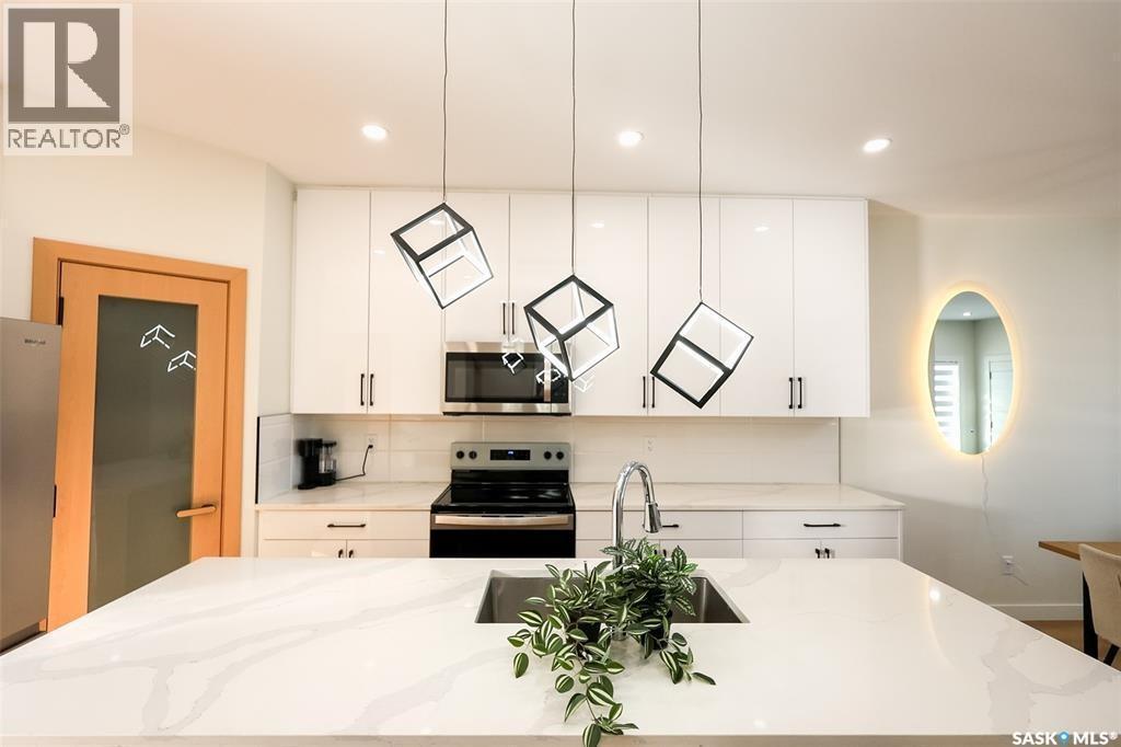 1543 Richardson Road, Saskatoon, SK - Indoor Photo Showing Kitchen With Double Sink With Upgraded Kitchen