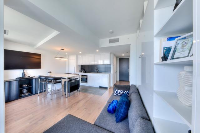 703-360 Rue Atateken Montréal (Ville-Marie), QC H2L 0H4