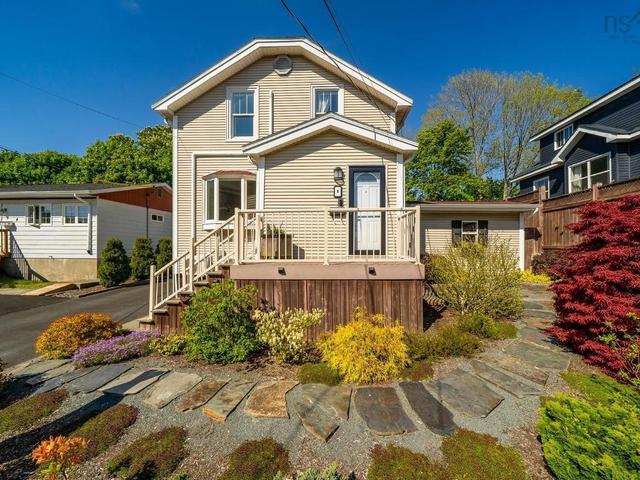 8 Eaton Avenue  Dartmouth, NS B2Y 2X5