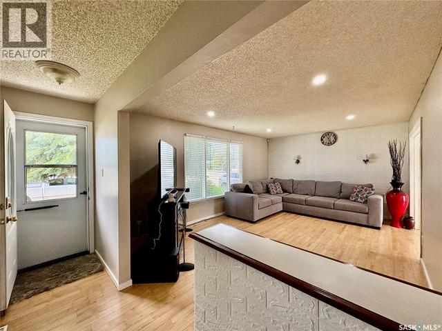 10 Mackie CRESCENT  Saskatoon, SK S7L 3V3