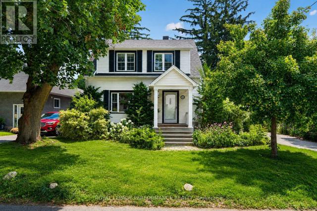 318 DUNCAIRN AVENUE  Ottawa, ON K1Z 7G9