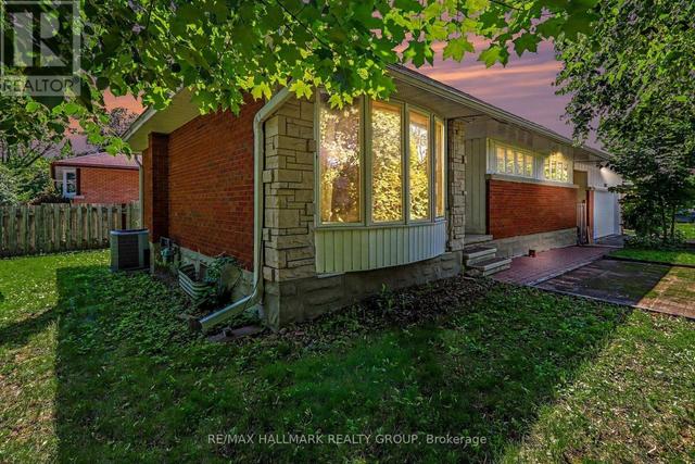 2067 BANGOR STREET  Ottawa, ON K1G 2X6