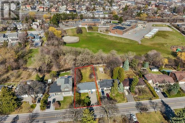 15 PIONEER DRIVE  Mississauga, ON L5M 1G8