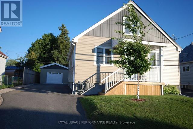 1482 LAPERRIERE AVENUE  Ottawa, ON K1Z 7S9