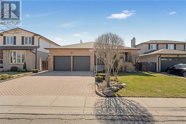 36 SKYLARK DRIVE  Hamilton, ON L9A 4Y2