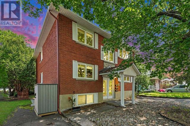 657 GOLDEN AVENUE  Ottawa, ON K2A 2G3